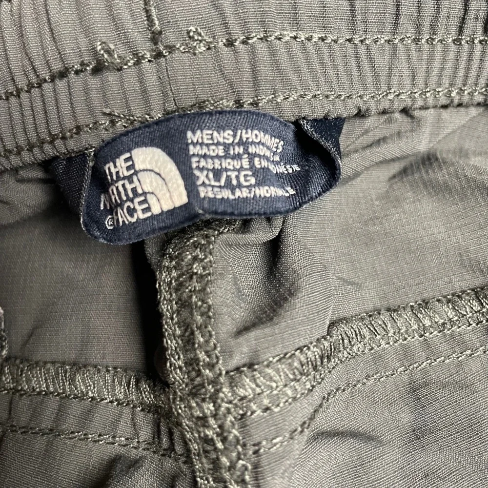 The North Face FlashDry Mens XL Dark Gray Hiking Athletic Shorts Zipper Pocket